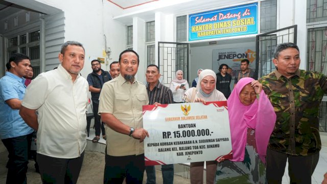 Gubernur Sulsel Serahkan Bantuan Kemanusiaan untuk Tiga Korban Kebakaran di Jeneponto