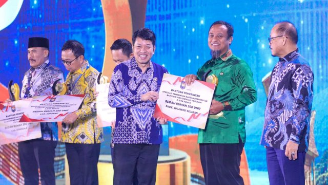 Gubernur Andi Sudirman Sulaiman meraih dua penghargaan sekaligus pada ajang Apresiasi Pemerintah Daerah Berprestasi 2026 Batch II Regional Sulawesi.