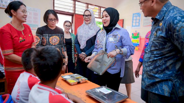 Wakil Gubernur Sulawesi Selatan Fatmawati Rusdi meninjau pelaksanaan Program Makan Bergizi Gratis (MBG) di SD Negeri 2 Rantepao dan menyaksikan pemberian tablet tambah darah kepada siswi SMP Negeri 1 Rantepao, Kabupaten Toraja Utara.