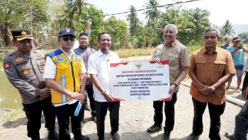 Atasi Kekeringan, Gubernur Sulsel Serahkan Bantuan 10 Unit Pompa Ponton untuk Petani Pinrang