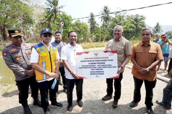 Atasi Kekeringan, Gubernur Sulsel Serahkan Bantuan 10 Unit Pompa Ponton untuk Petani Pinrang
