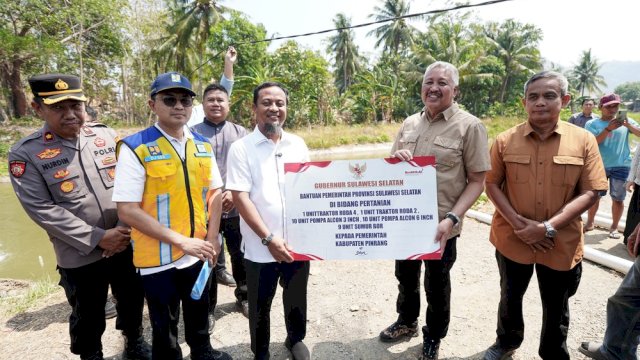 Gubernur Sulawesi Selatan Andi Sudirman Sulaiman, secar simbolis menyerahkan bantuan pompanisasu ke Bupati Pinrang Irwan Hamid.