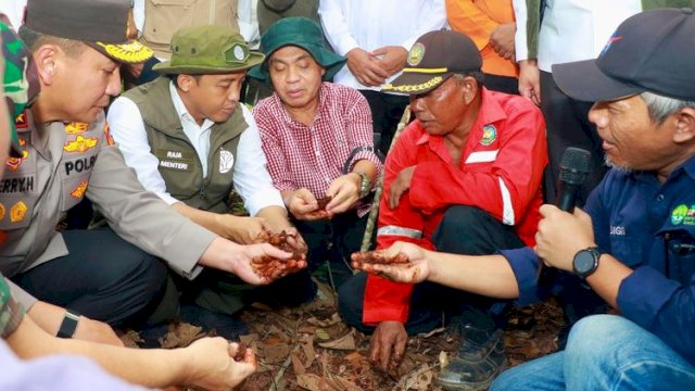 Menhut Raja Juli Antoni saat kunjungan ke Tanjung Leban, Bengkalis, Riau, 