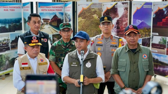 Menteri Kehutanan Raja Juli Antoni bersama Kepala Badan Nasional Penanggulangan Bencana (BNPB) Letjen TNI Suharyanto dan Gubernur Jambi Al Haris.