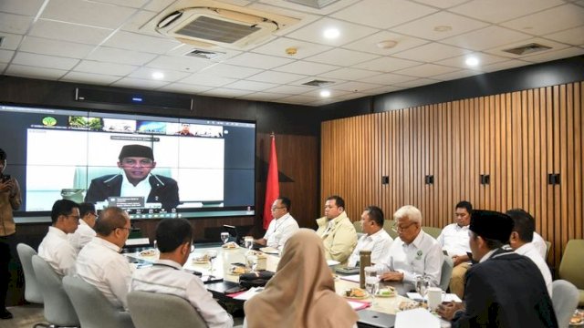 Menhut Raja Juli Antoni saat memimpin Rapat Koordinasi Pengendalian Karhutla secara daring dari Jakarta.