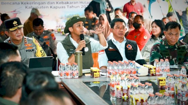 Menteri Kehutanan Raja Juli Antoni bersama Kepala BNPB Letjen TNI Suharyanto mengawal langsung operasi di lapangan.