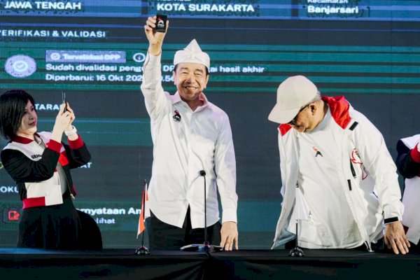 Jokowi Pamer KTA di Rakorda PSI Bandung: Saya Sudah Masuk Keluarga Besar PSI