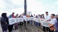 Gubernur Sulsel Serahkan BK Rp17 Miliar untuk Pemkab Bulukumba, Termasuk Masjid Terapung Pantai Merpati