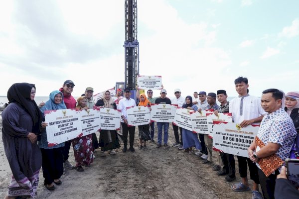 Gubernur Sulsel Serahkan BK Rp17 Miliar untuk Pemkab Bulukumba, Termasuk Masjid Terapung Pantai Merpati