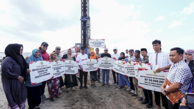 Gubernur Sulsel Serahkan BK Rp17 Miliar untuk Pemkab Bulukumba, Termasuk Masjid Terapung Pantai Merpati