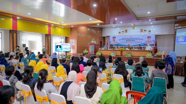 Wakil Gubernur Sulsel, Fatmawati Rusdi, saat menghadiri Sosialisasi Pencegahan Kekerasan Perempuan dan Anak di Ruang Pola Kantor Bupati Tana Toraja.