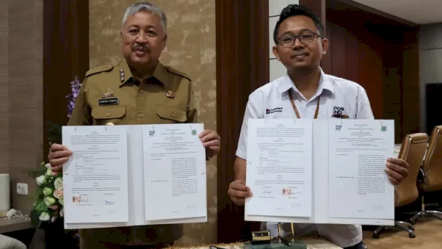 Bupati Pinrang H.A. Irwan Hamid, S.Sos dan Kepala Kantor Pos Cabang Parepare I Kadek Krisna Putra di ruang kerja Bupati Pinrang.