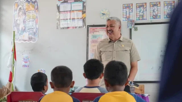 Bupati Pinrang H.A.Irwan Hamid, meninjau langsung sejumlah fasilitas pendidikan yang tengah direhabilitasi dan direvitalisasi.