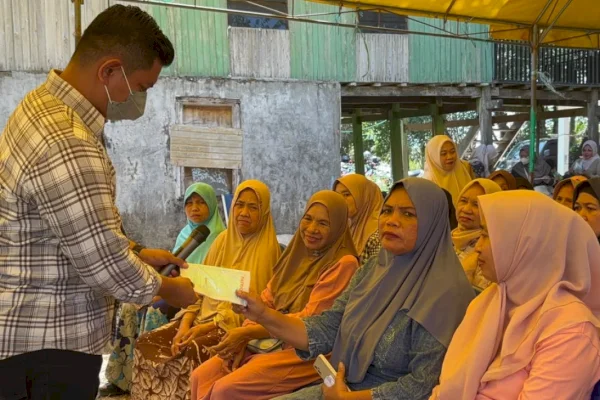 Polusi Udara Pangkep Mengkhawatirkan, DPRD Bergerak Bagikan Masker Gratis