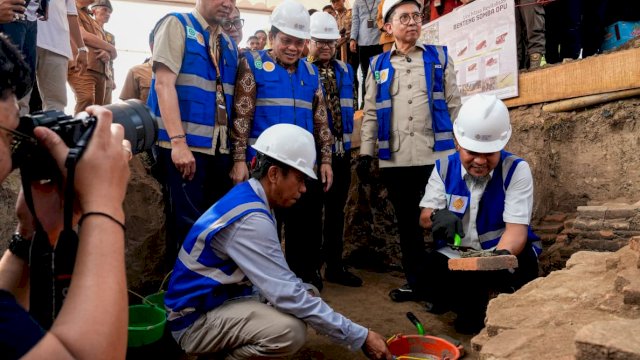 Gubernur Sulawesi Selatan Andi Sudirman Sulaiman mendampingi Menteri Kebudayaan RI Fadli Zon dalam peletakan batu pertama revitalisasi Benteng Somba Opu, Kabupaten Gowa.