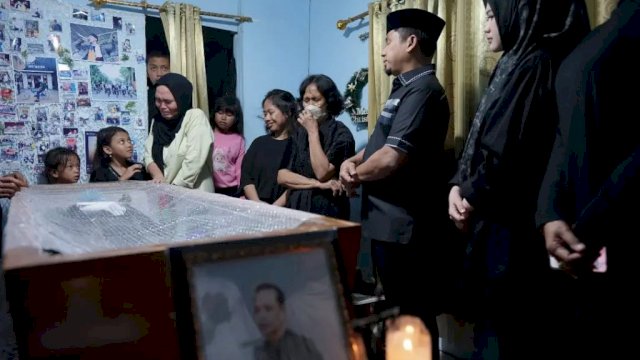 Wali Kota Parepare Melayat ke Rumah Duka Erwin, Tokoh Pemuda Kreatif
