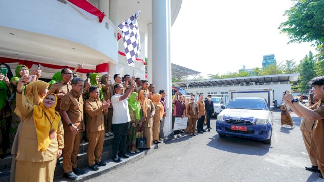 Gubernur Sulawesi Selatan, Andi Sudirman Sulaiman, melepas secara simbolis distribusi bantuan produk susu bagi masyarakat di 24 kabupaten/kota se-Sulawesi Selatan.
