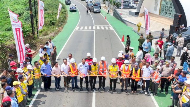 Gubernur Sulawesi Selatan, Andi Sudirman Sulaiman, meresmikan ruas jalan Paleteang&ndash;Malimpung&ndash;Kabere.