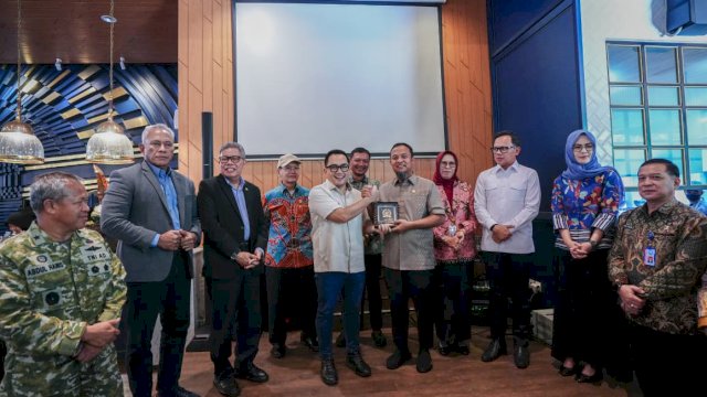 Gubernur Sulsel Andi Sudirman Sulaiman saat menerima kunjungan Ketua Komisi II DPR RI, Muhammad Rifqinizamy Karsayuda bersama rombongan Komisi II DPR RI dan Wakil Menteri Dalam Negeri Bima, Arya di Grind and Pull Makassar, Jalan Andi Mappanyukki.