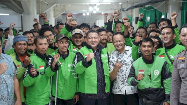 Wali Kota Makassar, Munafri Arifuddin menyapa langsung para mitra pengemudi Gojek dalam kegiatan Program Cek Kesehatan Gratis (CKG) Gojek yang berlangsung di Nipah Mall.