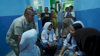 Gerak Cepat Bupati Ibas Tinjau Puluhan Siswa SMAN 4 Lutim yang Keracunan