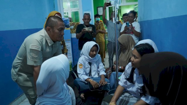Gerak Cepat Bupati Ibas Tinjau Puluhan Siswa SMAN 4 Lutim yang Keracunan