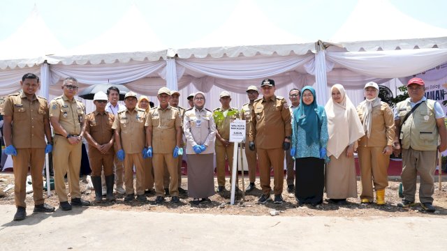 Penanaman ratusan bibit pohon di kawasan TPA Antang bersama Badan Karantina Indonesia Balai Besar Karantina Hewan, Ikan dan Tumbuhan Sulawesi Selatan.