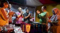 Usai Buka Pekan Expo K-UMKM Sulsel, Bupati bersama Wabup Lutim Sapa Peserta Pameran