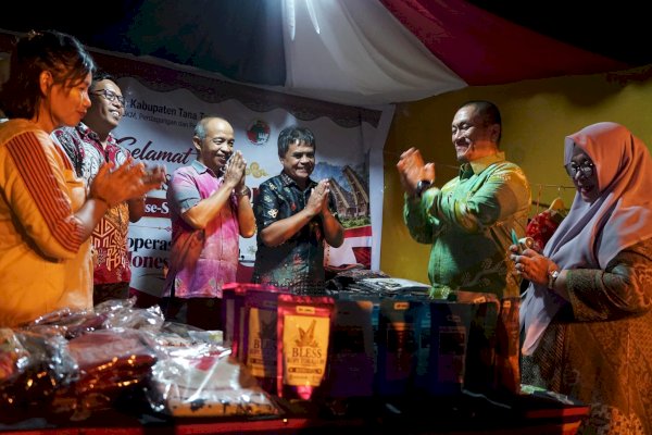 Usai Buka Pekan Expo K-UMKM Sulsel, Bupati bersama Wabup Lutim Sapa Peserta Pameran