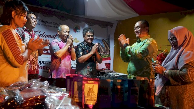 Usai Buka Pekan Expo K-UMKM Sulsel, Bupati bersama Wabup Lutim Sapa Peserta Pameran