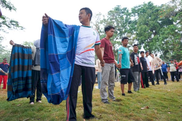 Kenalkan Dengen di Tengah Games Estafet, Bupati Lutim Ibas Pikat Kontingen dengan Kekayaan Lokal
