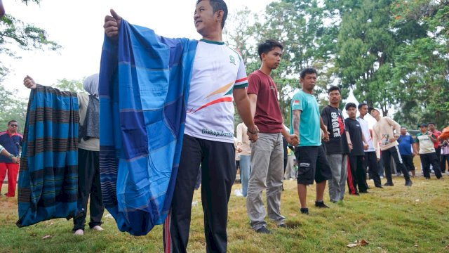 Kenalkan Dengen di Tengah Games Estafet, Bupati Lutim Ibas Pikat Kontingen dengan Kekayaan Lokal