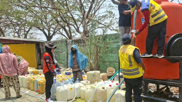 Badan Penanggulangan Bencana Daerah (BPBD) Kota Makassar, kembali mendistribusikan air bersih ke warga.
