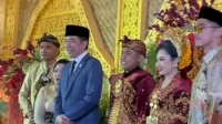 Jokowi-Kaesang Hadiri Pernikahan Pemuda Mareje, Ribuan Warga Berebut Salaman dan Swafoto