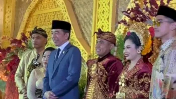 Jokowi-Kaesang Hadiri Pernikahan Pemuda Mareje, Ribuan Warga Berebut Salaman dan Swafoto