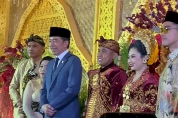 Jokowi-Kaesang Hadiri Pernikahan Pemuda Mareje, Ribuan Warga Berebut Salaman dan Swafoto