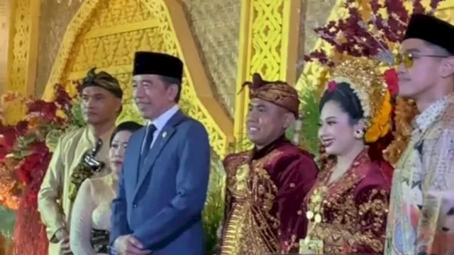 Jokowi-Kaesang Hadiri Pernikahan Pemuda Mareje, Ribuan Warga Berebut Salaman dan Swafoto