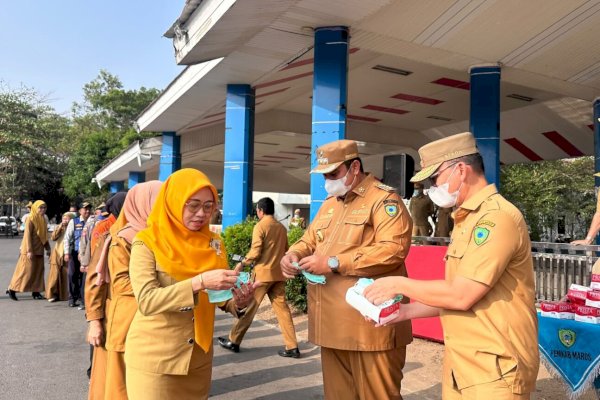 Kabut Selimuti Maros, Bupati Chaidir Syam Bagikan Masker dan Minta Warga Waspada