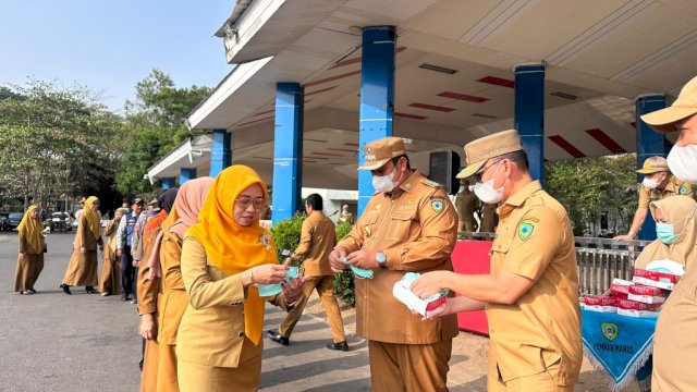 Kabut Selimuti Maros, Bupati Chaidir Syam Bagikan Masker dan Minta Warga Waspada
