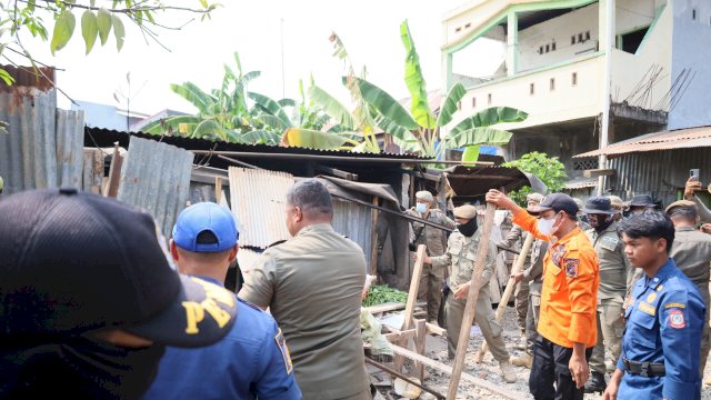 Proses penertiban dan pemindahan hewan Mammalia tersebut, dipimpin langsung Asisten I Pemerintah Kota Makassar, Andi Irwan Bangsawan, bersama Camat Panakkukang, Syahril.