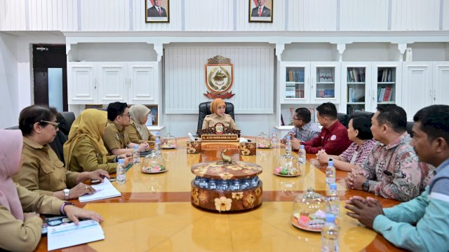Wakil Wali Kota Makassar, Aliyah Mustika Ilham, menerima audiensi Yayasan Kareba Baji Sulawesi Selatan di Ruang Rapat Wakil Wali Kota Makassar.