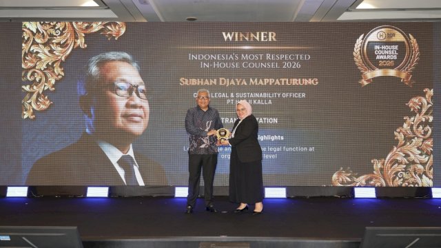 Caption:Chief Legal & Sustainability Officer KALLA, Subhan Djaya Mappaturung, menerima penghargaan Indonesia&rsquo;s Most Respected In-House Counsel 2026 untuk kategori Transportation dalam ajang In-House Counsel Awards (IHCA) 2026.