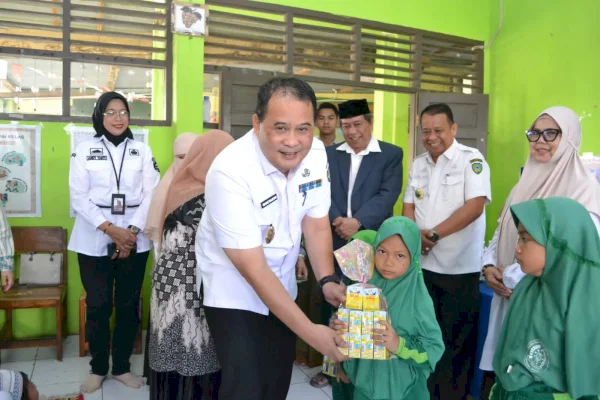 Cegah Stunting, Pemkab Maros Salurkan Susu untuk Anak Usia 5–8 Tahun