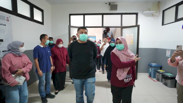 Wali Kota Makassar, Munafri Arifuddin alias Appi, turun langsung memastikan kesiapan layanan kesehatan di tengah kabut asap yang menyelimuti Kota Makassar.
