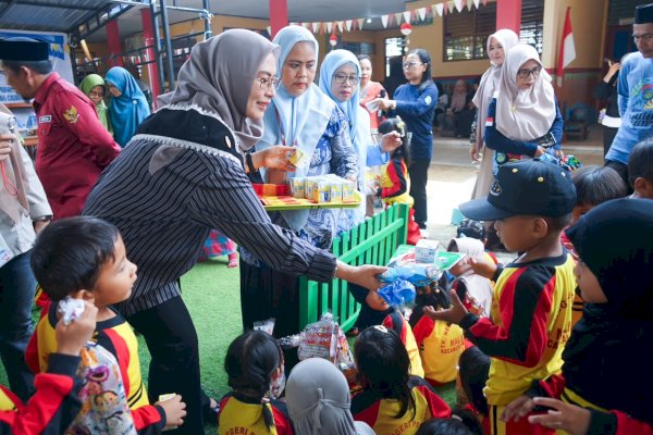 Peduli Gizi Anak, dr. Ani Hadir Salurkan Bantuan Susu di TK Pembina Malili