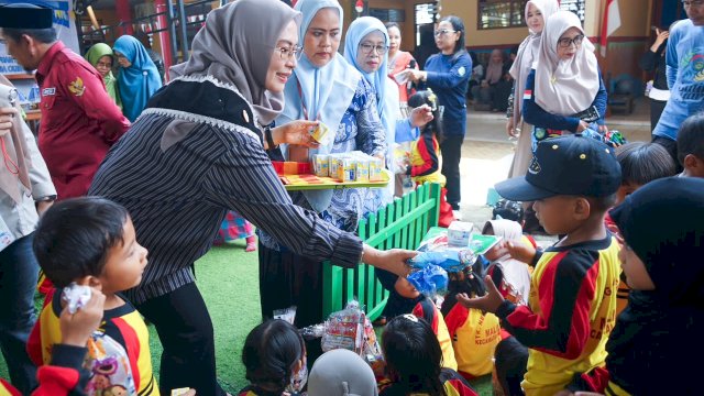 Peduli Gizi Anak, dr. Ani Hadir Salurkan Bantuan Susu di TK Pembina Malili