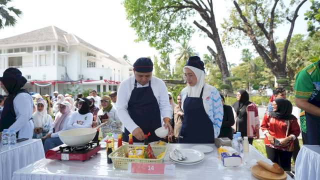 Wali Kota Makassar, Munafri Arifuddin alias Appi, menunjukkan kebolehannya di dapur. 