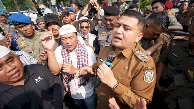 Wali Kota Makassar, Munafri Arifuddin saat menerima audiensi Gerakan Rakyat (GERAM) dari warga Tamalanrea yang menyampaikan aspirasi terkait rencana pembangunan PSEL.