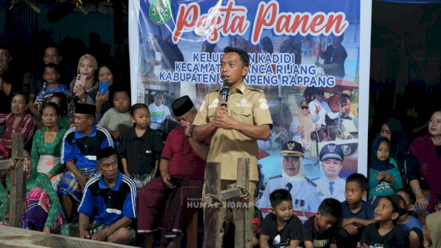 Bupati Sidrap, Syaharuddin Alrif saat menghadiri Pesta Panen Mappadendang di Kelurahan Kadidi, Kecamatan Panca Rijang.