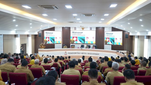 Rapat koordinasi bersama seluruh camat dan lurah se-Kota Makassar di Balai Kota Makassar.